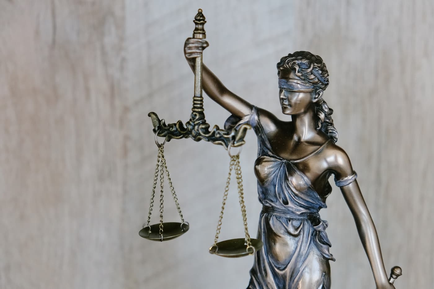 Justiția: statuie cu balanță, simbol al justiției
